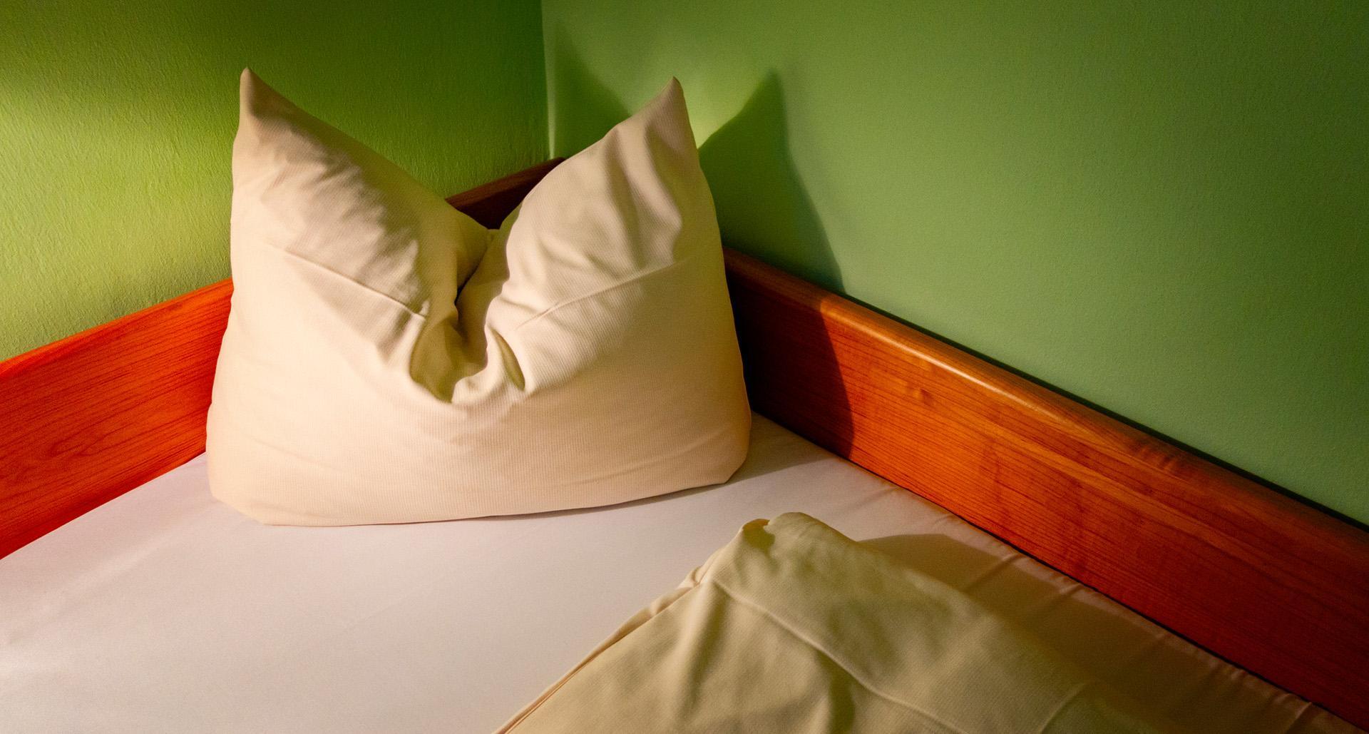 #3 Beżowa poduszka na łóżku